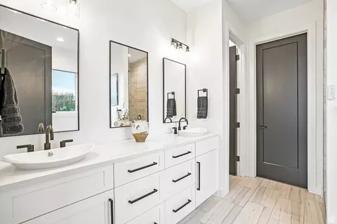 Bath - 11506 N White Tail Ct, Hideout, UT 84036 photo 2 of 5