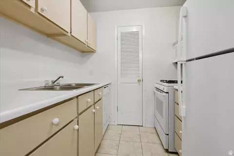 Kitchen - 5328 S 570 E #I, Murray, UT 84107 photo 2 of 2