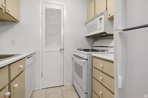 Kitchen - 5328 S 570 E #I, Murray, UT 84107 photo 1 of 2