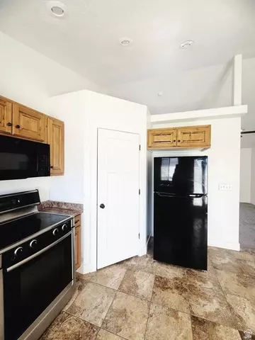 Kitchen - 1612 E Shadow Dr, Eagle Mountain, UT 84005 photo 3 of 3