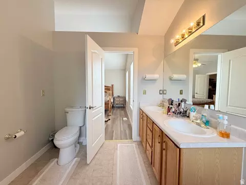 Bath - 681 E Abbottsford Ct S, Sandy, UT 84070 photo 3 of 7