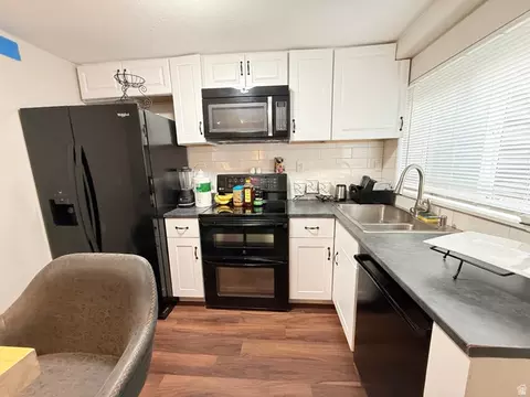 Kitchen - 681 E Abbottsford Ct S, Sandy, UT 84070 photo 6 of 7