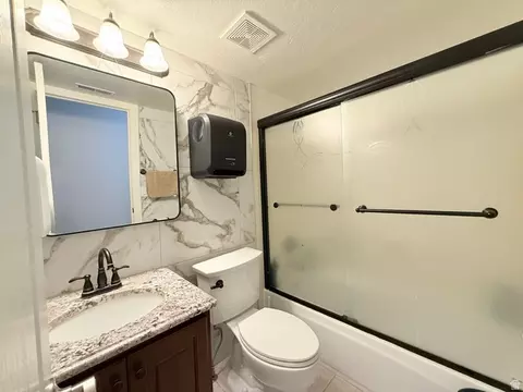 Bath - 681 E Abbottsford Ct S, Sandy, UT 84070 photo 4 of 7