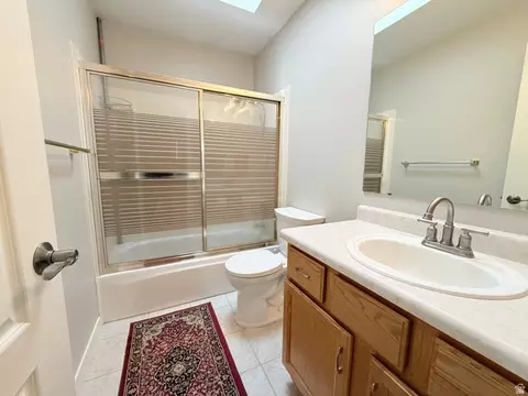 Bath - 681 E Abbottsford Ct S, Sandy, UT 84070 photo 5 of 7
