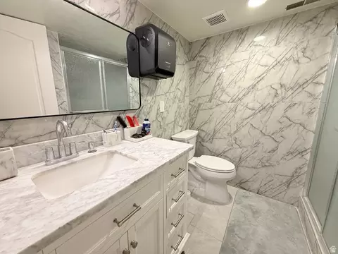 Bath - 681 E Abbottsford Ct S, Sandy, UT 84070 photo 6 of 7