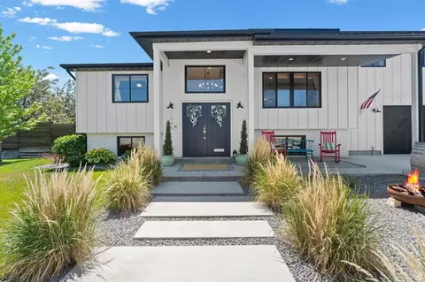 1040 E Larkspur Dr, Sandy, UT 84094