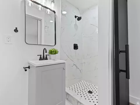 Bath - 5245 S 900 E, Murray, UT 84117 photo 2 of 4