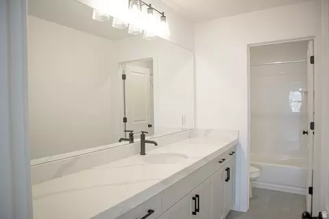 Bath - 1536 E Bigtooth Maple Ct #LOT EAGLE, Eagle Mountain, UT 84005 photo 2 of 2