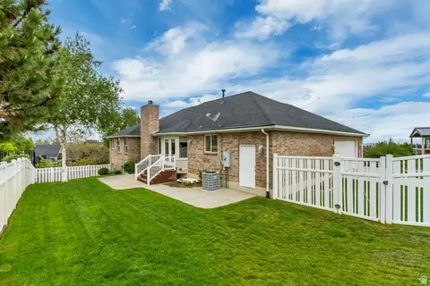 Exterior - 298 E North Canyon Rd, Bountiful, UT 84010 photo 5 of 9