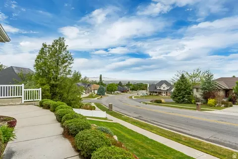 Exterior - 298 E North Canyon Rd, Bountiful, UT 84010 photo 4 of 9
