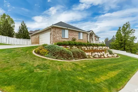 Exterior - 298 E North Canyon Rd, Bountiful, UT 84010 photo 3 of 9