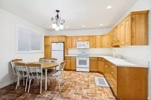 Kitchen - 298 E North Canyon Rd, Bountiful, UT 84010 photo 5 of 6