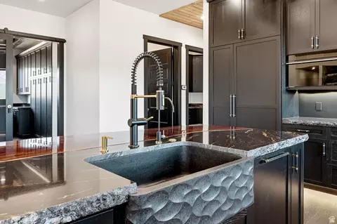Kitchen - 2046 S Eagle Loop, Cedar City, UT 84720 photo 4 of 10