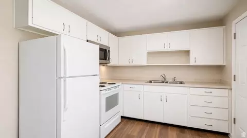 Kitchen - 1085 N Nayon Dr E #6, Layton, UT 84040 photo 2 of 2