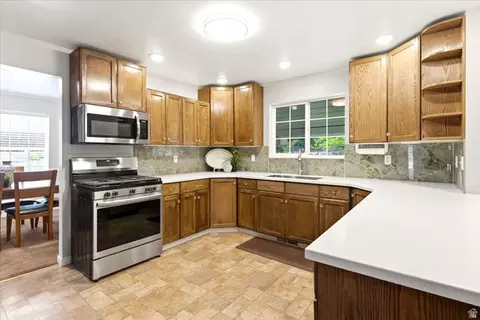 Kitchen - 1987 Cedar Bench Dr, South Weber, UT 84405 photo 7 of 9