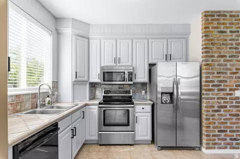 Kitchen - 1417 E Blacksmith Ln, Draper, UT 84020 photo 3 of 3