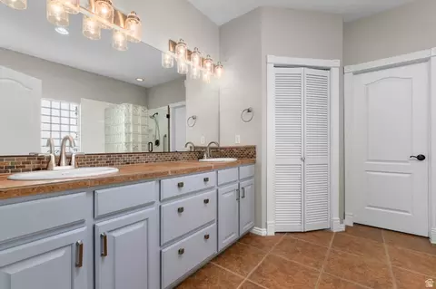 Bath - 1417 E Blacksmith Ln, Draper, UT 84020 photo 3 of 4