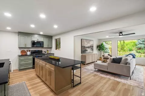 877 S 200 E, Farmington, UT 84025