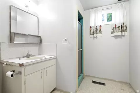 Bath - 827 E 400 S, Orem, UT 84097 photo 2 of 2