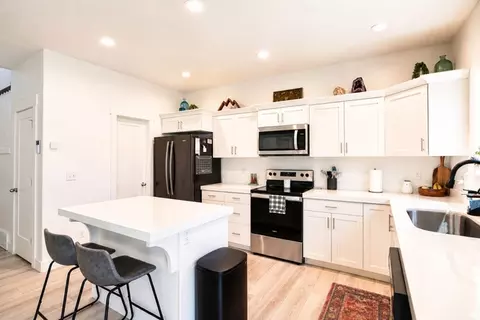 Kitchen - 7194 N Brook Rdg, Eagle Mountain, UT 84005 photo 2 of 2