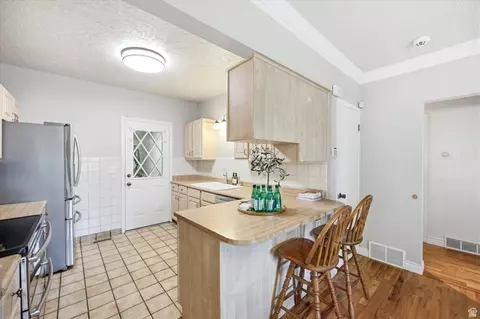 Kitchen - 65 E Pioneer Ave S, Sandy, UT 84070 photo 3 of 7