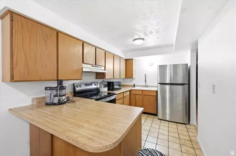 Kitchen - 65 E Pioneer Ave S, Sandy, UT 84070 photo 7 of 7