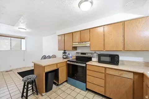 Kitchen - 65 E Pioneer Ave S, Sandy, UT 84070 photo 5 of 7