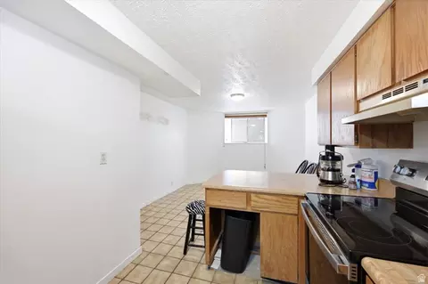 Kitchen - 65 E Pioneer Ave S, Sandy, UT 84070 photo 4 of 7
