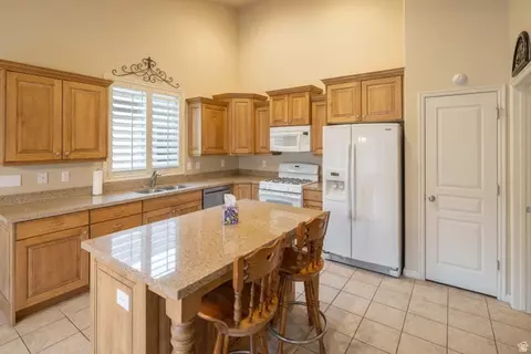 Kitchen - 687 E 1280 N #7, Orem, UT 84097 photo 2 of 5