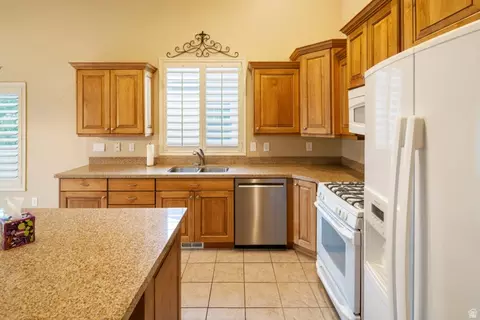 Kitchen - 687 E 1280 N #7, Orem, UT 84097 photo 4 of 5
