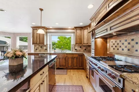 Kitchen - 720 E Center St, Bountiful, UT 84010 photo 4 of 6