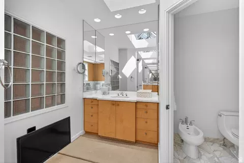 Bath - 2552 E Walker Ln, Holladay, UT 84117 photo 3 of 11