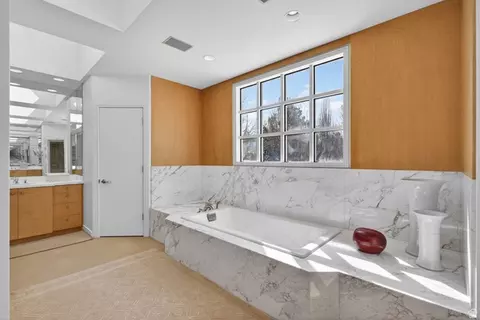 Bath - 2552 E Walker Ln, Holladay, UT 84117 photo 4 of 11