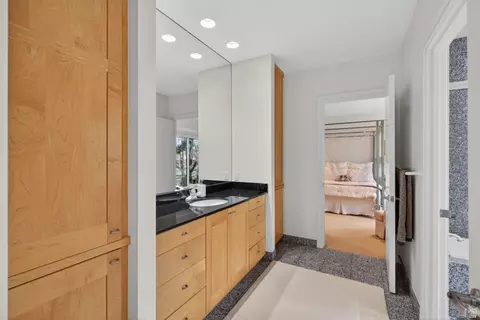 Bath - 2552 E Walker Ln, Holladay, UT 84117 photo 10 of 11
