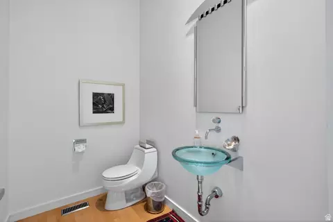 Bath - 2552 E Walker Ln, Holladay, UT 84117 photo 1 of 11