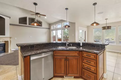 Kitchen - 15023 S Eagle Crest Dr E, Draper, UT 84020 photo 2 of 4