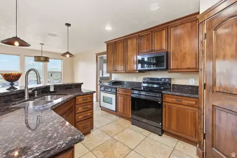 Kitchen - 15023 S Eagle Crest Dr E, Draper, UT 84020 photo 1 of 4