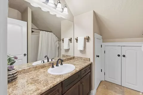 Bath - 15023 S Eagle Crest Dr E, Draper, UT 84020 photo 3 of 4