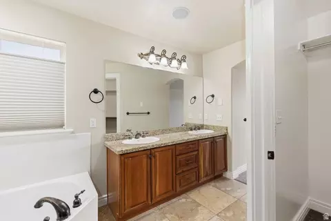 Bath - 15023 S Eagle Crest Dr E, Draper, UT 84020 photo 2 of 4