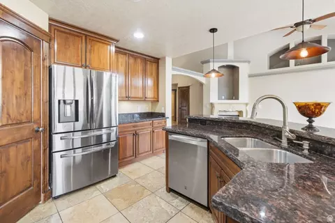 Kitchen - 15023 S Eagle Crest Dr E, Draper, UT 84020 photo 3 of 4