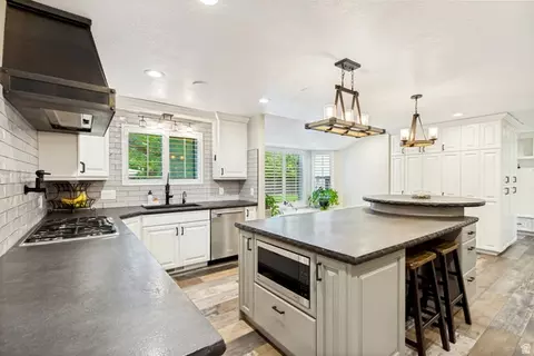 Kitchen - 1956 E Brandon Park Pl S, Sandy, UT 84092 photo 2 of 7