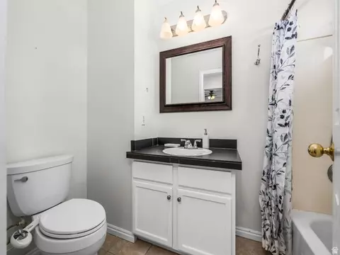 Bath - 7901 N Weeping Ash Dr, Eagle Mountain, UT 84005 photo 2 of 4