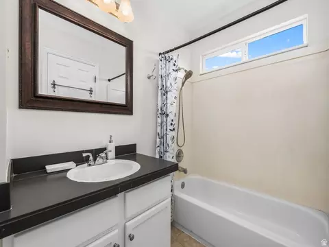 Bath - 7901 N Weeping Ash Dr, Eagle Mountain, UT 84005 photo 3 of 4