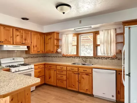 Kitchen - 195 E 200 S, Kanosh, UT 84637 photo 1 of 3