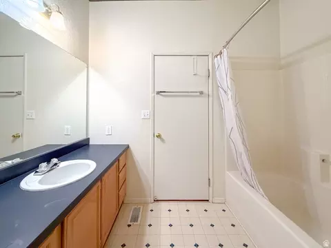 Bath - 141 S 100 E, Emery, UT 84522 photo 3 of 3