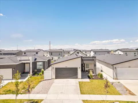 Exterior - 3916 S Sage Wood Ave, Mapleton, UT 84664 photo 1 of 5