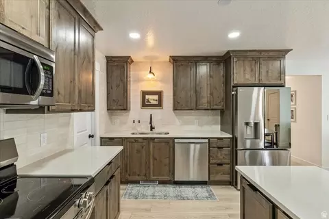 Kitchen - 3916 S Sage Wood Ave, Mapleton, UT 84664 photo 2 of 2