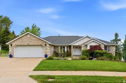 223 Deerhollow Cir, North Salt Lake, UT 84054