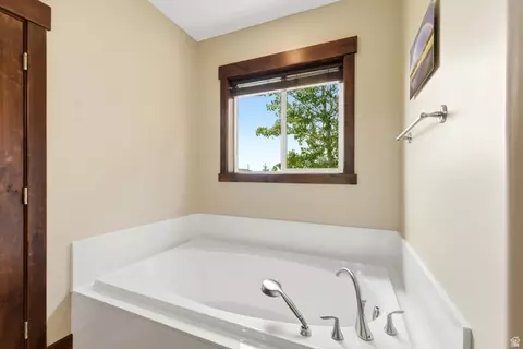 Bath - 1748 E Longview Dr, Hideout, UT 84036 photo 3 of 6