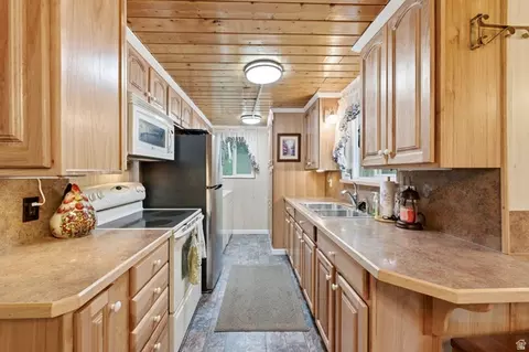 Kitchen - 54 E Targhee Dr, Oakley, UT 84055 photo 2 of 4